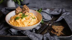 Huevos con albahaca y mantequilla
