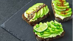 Tostadas  de  aguacate y huevo